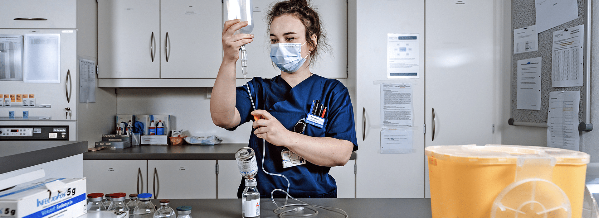 Medizinische Fachkraft zieht einen Tropf auf