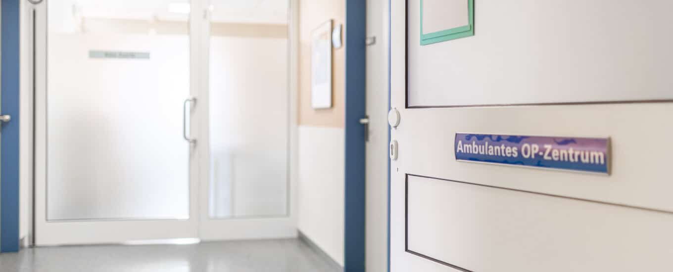 Krankenhaus-Flur mit Hinweisschild Ambulantes OP-Zentrum