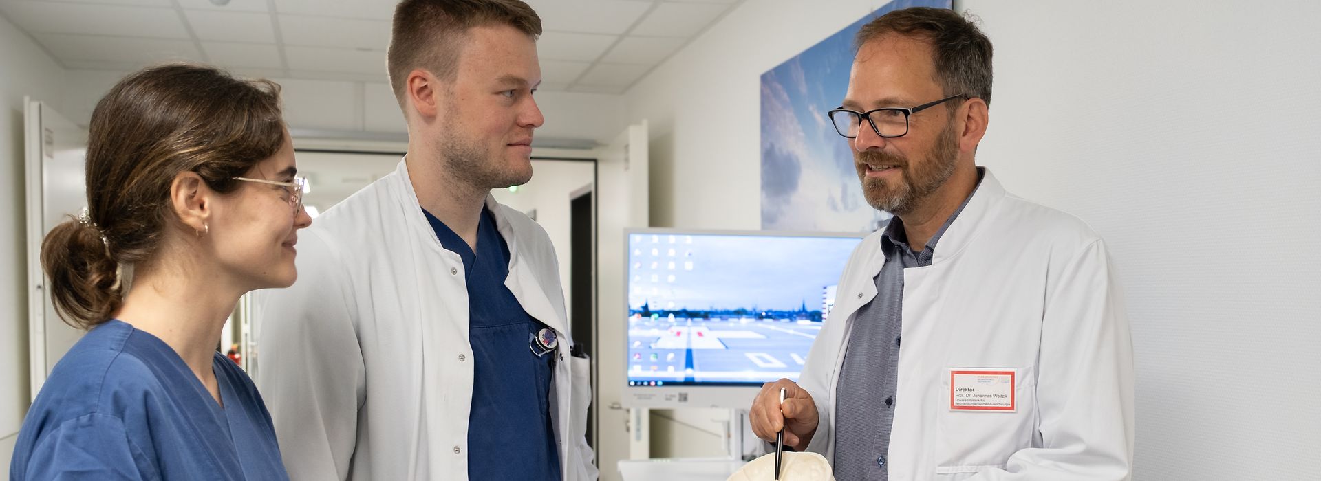 Chefarzt mit 2 Ärzten in Ausbildung