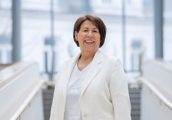 Lachende Frau vor einem verschwommenen Hintergrund