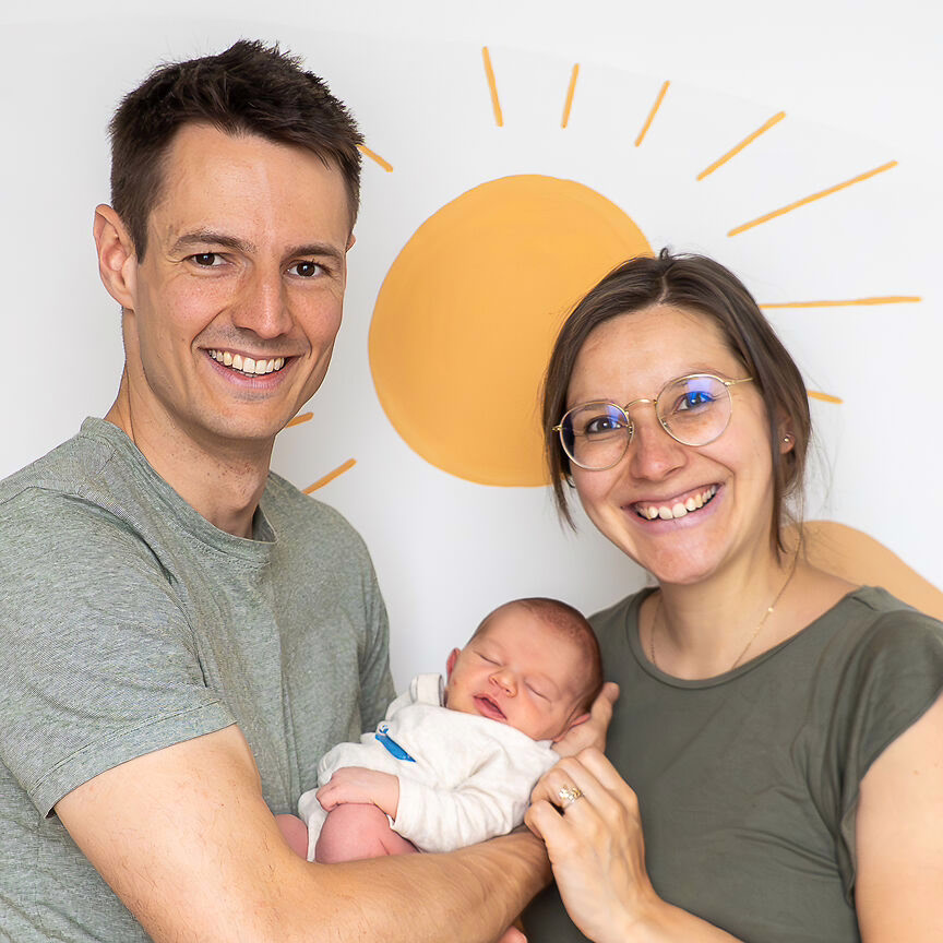 Eltern mit Baby auf dem Arm